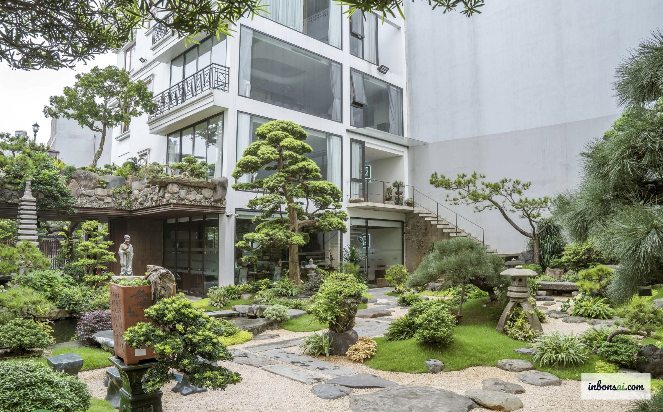 Bonsai mùa thu trong không gian ngoài trời dịu mát