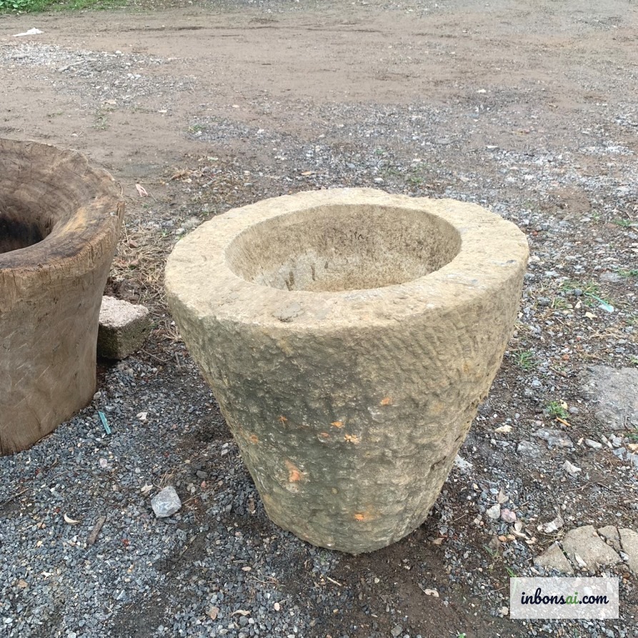 Reinigung eines alten Steinmörsers vor dem Bonsai-Bepflanzen