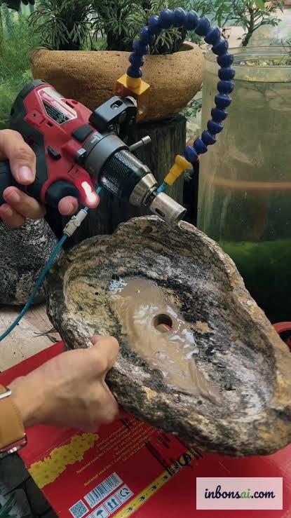 Bohren eines Drainagelochs in einen Stein-Bonsai-Topf