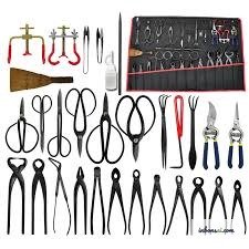 Dụng cụ nhân giống cây bonsai gồm kéo cắt sắc và giá thể sạch