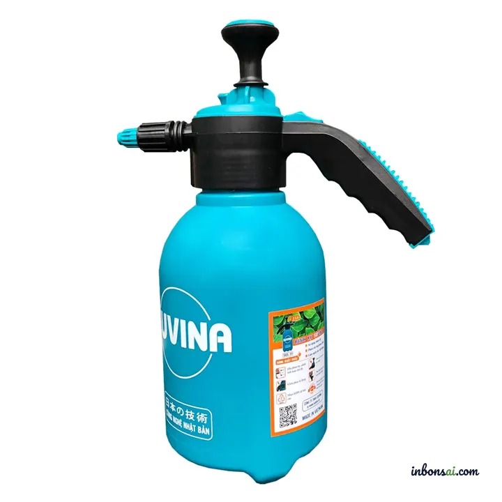 Cách tưới nước bonsai bằng bình tưới chuyên dụng